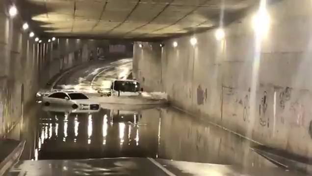VIDEO: Inundación del túnel del Mesón de los Bucaros genera caos en Bucaramanga imagen de la publicación