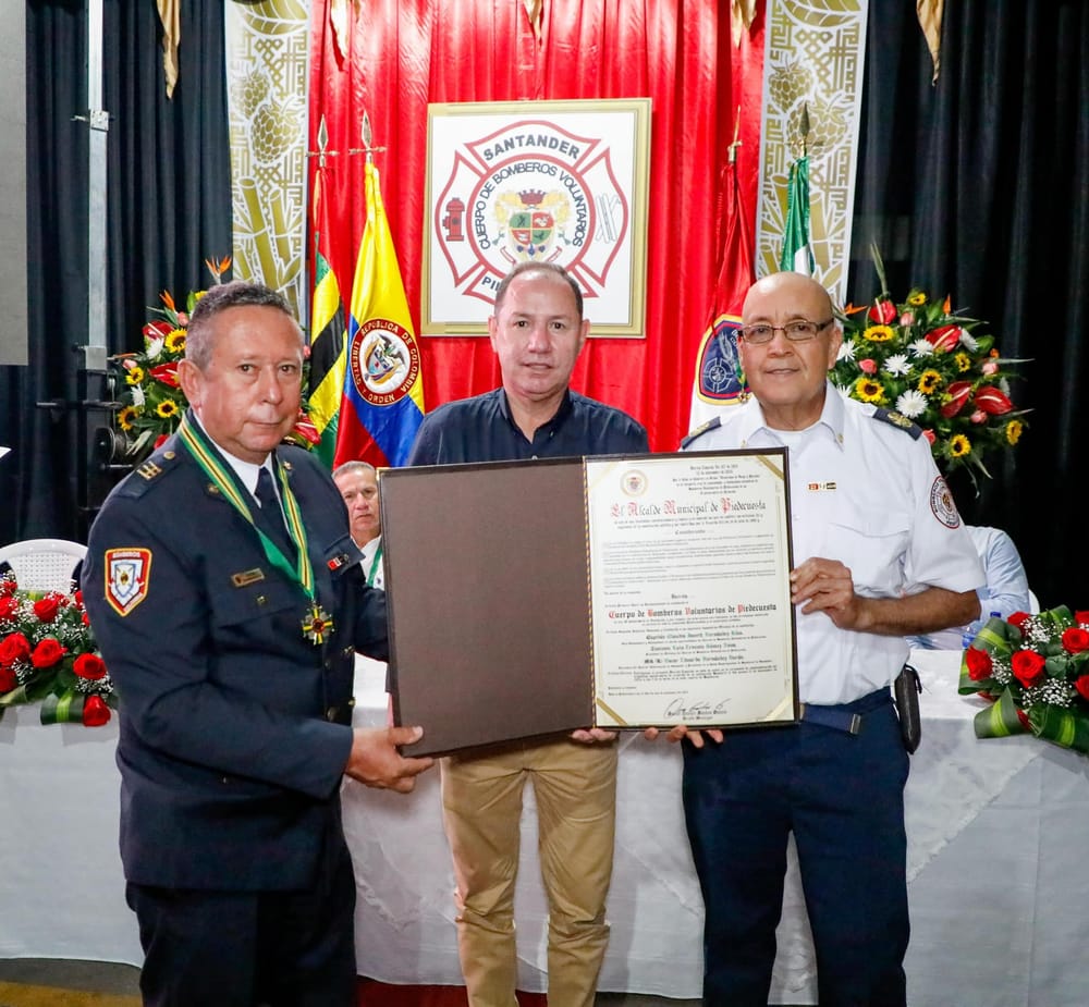 Condecoraciones en 30 años  Bomberos Voluntarios de Piedecuesta imagen de la publicación