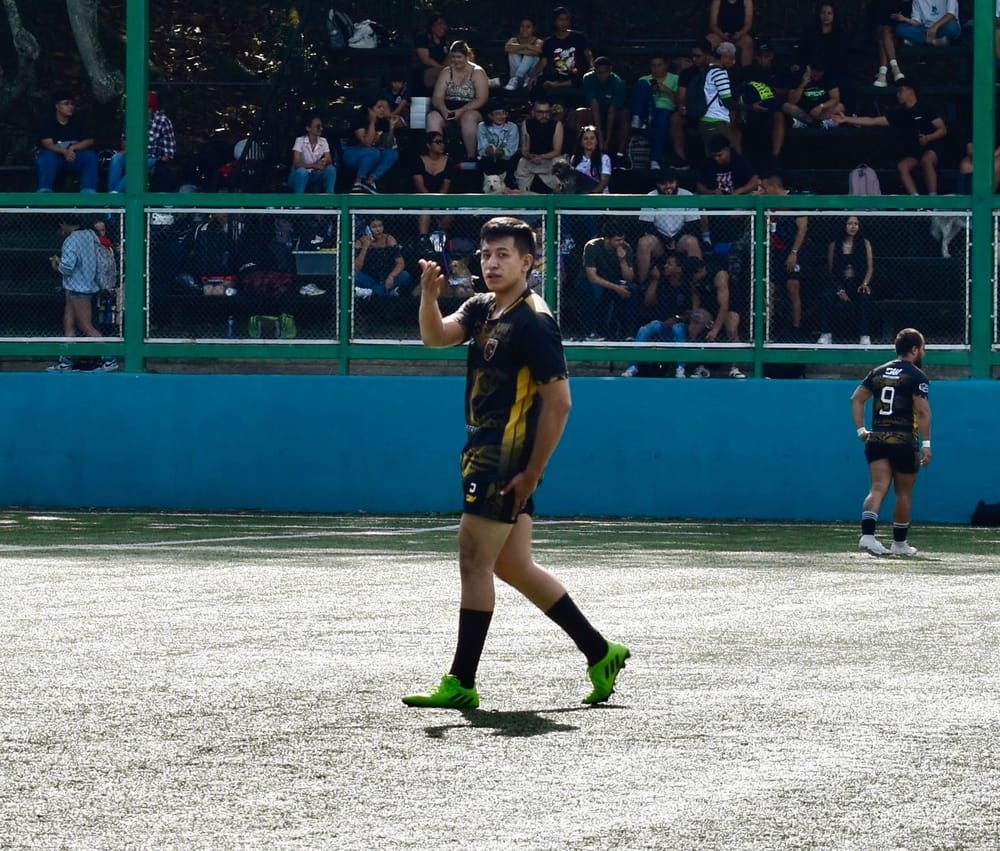 Sangileño ‘tacklea’ con los grandes del país imagen de la publicación