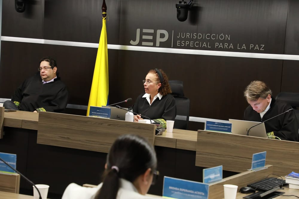 INFORME: JEP imputa a 6 exintegrantes del Secretariado de las Farc-EP por crímenes de guerra de reclutamiento y utilización de niñas y niños, el caso emblemático está en Santander imagen de la publicación