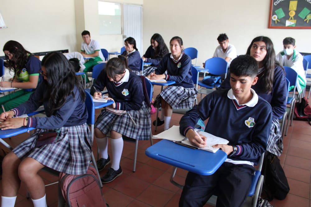 Sede UIS Málaga donó mobiliario al Instituto Politécnico en García Rovira imagen de la publicación