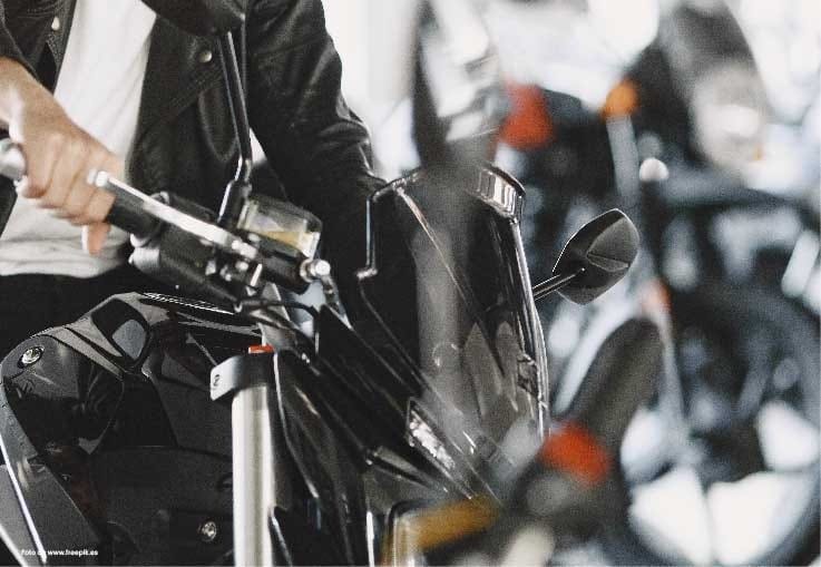 Llaman a juicio a dos concejales por llevar la moto hasta el salón de plenarias imagen de la publicación