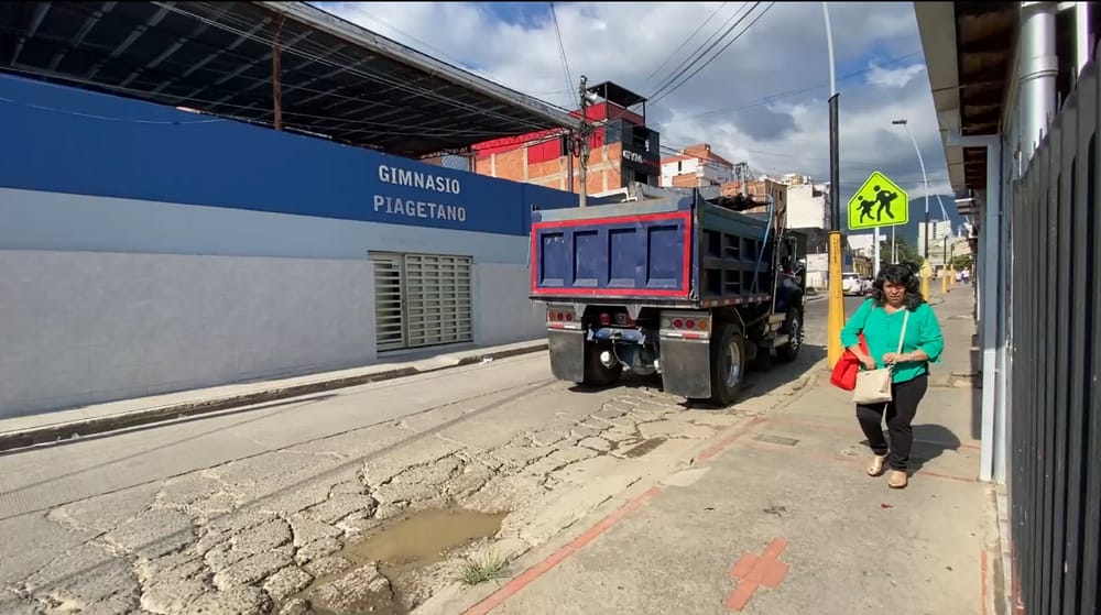 El calvario de Quintas de Santa Ana por obras, camiones y vías destruidas imagen de la publicación