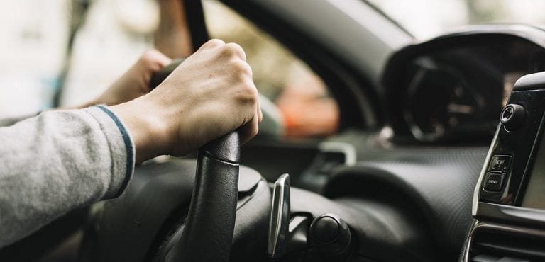 Taxista habría golpeado brutalmente a una joven imagen de la publicación