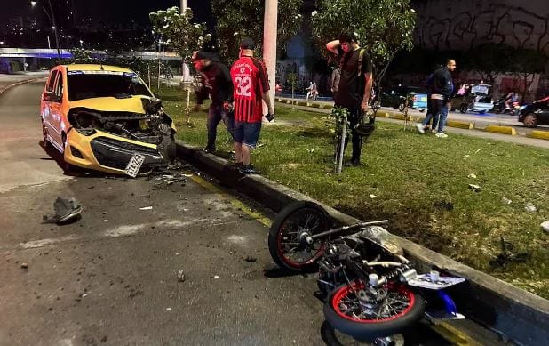 Imprudente chocó un taxi durante caravana de Halloween imagen de la publicación