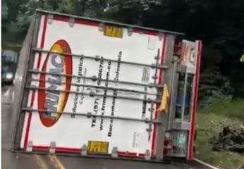 Camión de pollos se volcó por falla de frenos en San Gil imagen de la publicación