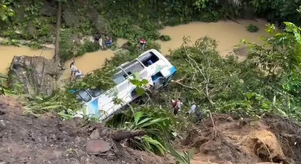 Bus cayó a un abismo y dejó una víctima fatal y decenas de heridos imagen de la publicación
