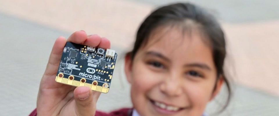Más de 880 mil estudiantes beneficiados con microbits de programación en Colombia imagen de la publicación