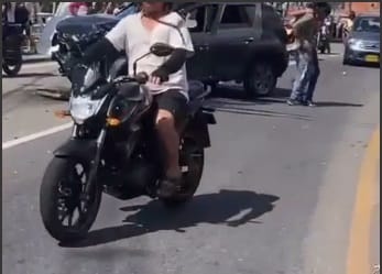 VIDEO: ¿Con la botella en la mano?: la reacción del ocupante de un carro tras chocar contra un separador en Santander imagen de la publicación