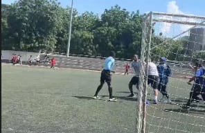 (VIDEO) Increíble: padres agarraron a trompadas al arbitro que pitaba el partido de sus hijos imagen de la publicación