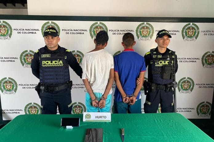 Capturan a dos presuntos ladrones tras asaltar a una mujer en Girón imagen de la publicación