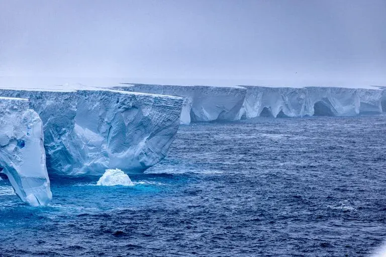 Iceberg de un billón de toneladas viaja a la deriva en el Océano Austral imagen de la publicación