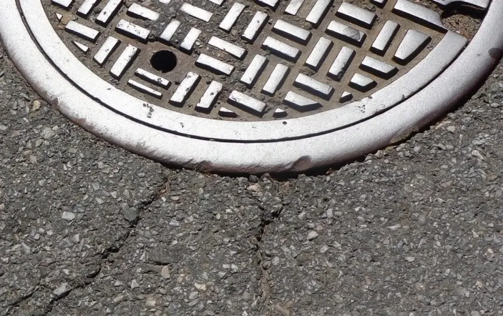 Critican a autoridades por alcantarillas abiertas tras tragedia infantil en Indonesia imagen de la publicación