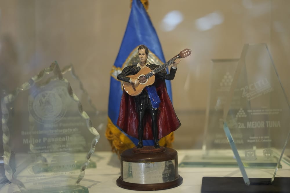 La Tuna UDES exhibe su historia en “Cuervos y Cuerdas” imagen de la publicación