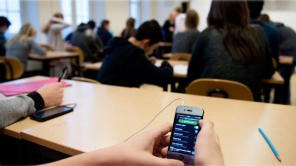 Congreso analiza la posibilidad de regular el uso de celulares en instituciones públicas imagen de la publicación