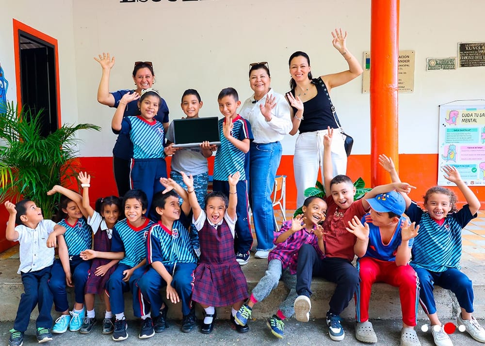 Entrega de nuevos equipos de cómputo a escuelas rurales imagen de la publicación