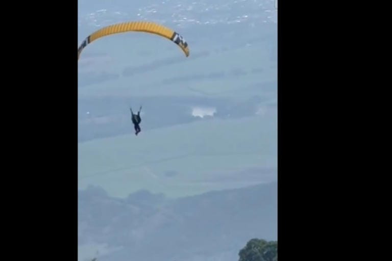VIDEO: Este es el instante en el que una parapentista extranjera cae al vacío en el Valle del Cauca imagen de la publicación