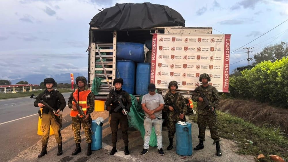Dos hombres capturados en flagrancia mientras transportaban hidrocarburos de manera ilegal imagen de la publicación