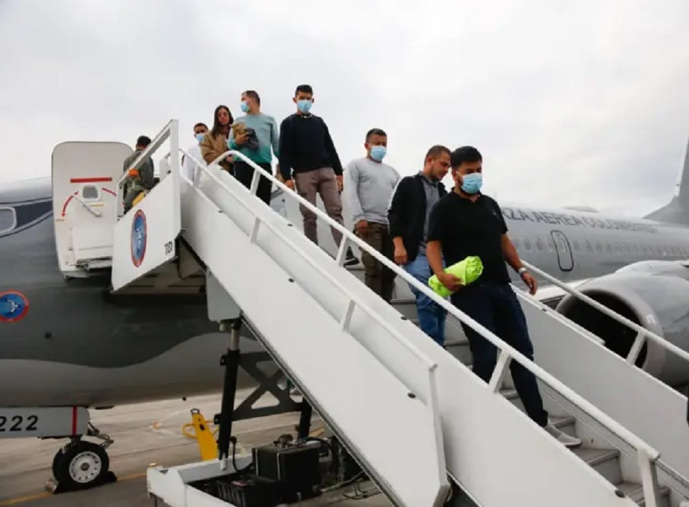 Colombia recibe a sus connacionales deportados desde EE. UU. en medio de tensiones diplomáticas imagen de la publicación