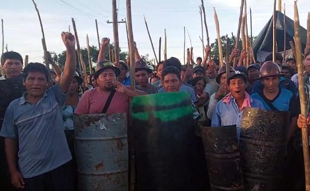 Con escudos, piedras y palos protegen a Evo Morales imagen de la publicación
