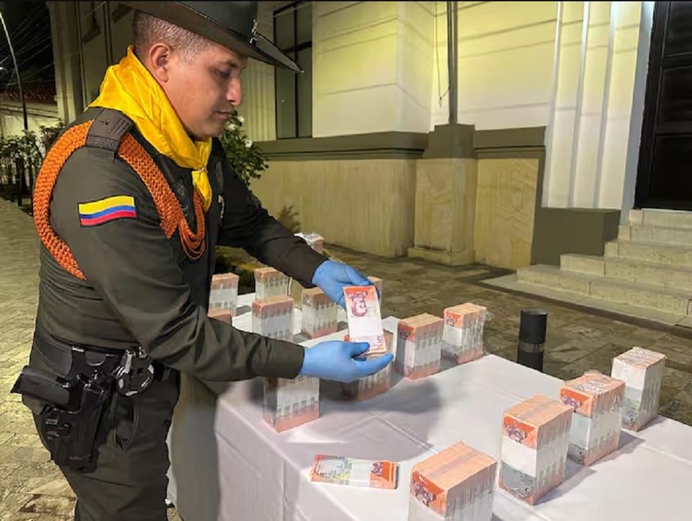 En Bucaramanga se incautan Bolívares falsos camuflados en una encomienda imagen de la publicación