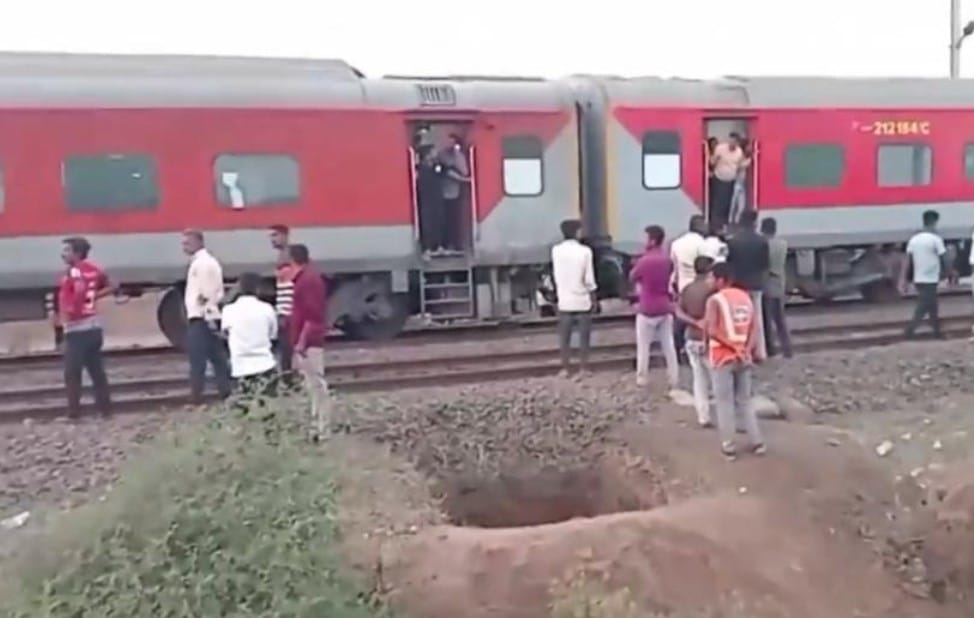 Saltan de un tren y son arrollados por otro convoy imagen de la publicación