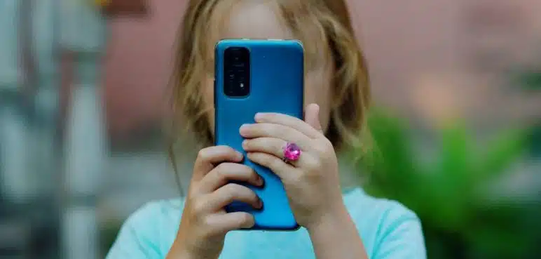 Proyecto de Ley para la regulación del acceso y uso de redes sociales por niños y niñas será prioridad en la próxima legislatura imagen de la publicación