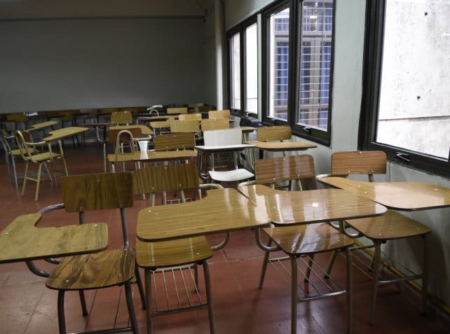 Tras protesta Gobernación de Santander comprará pupitres imagen de la publicación