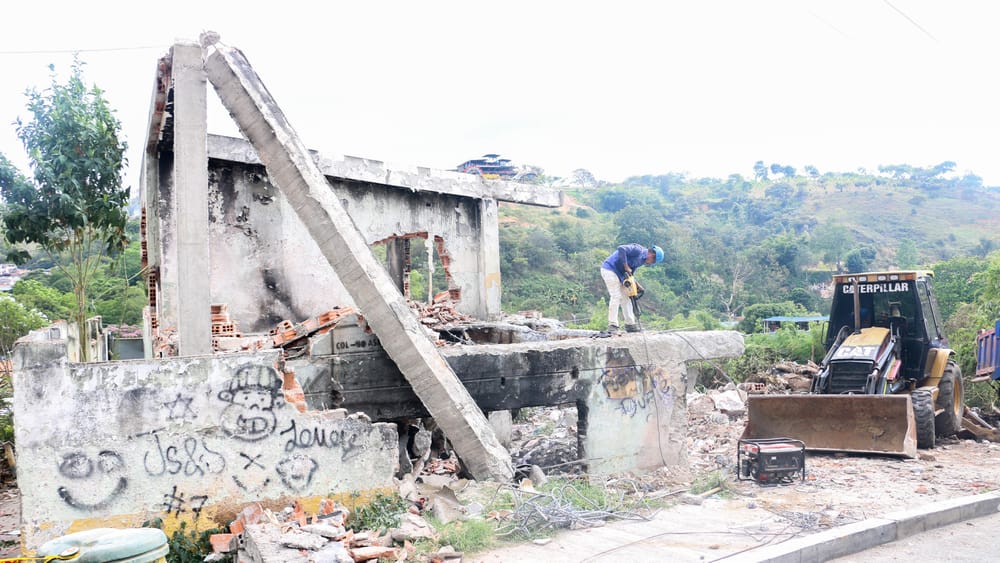 Demolieron escuela abandonada en Floridablanca imagen de la publicación