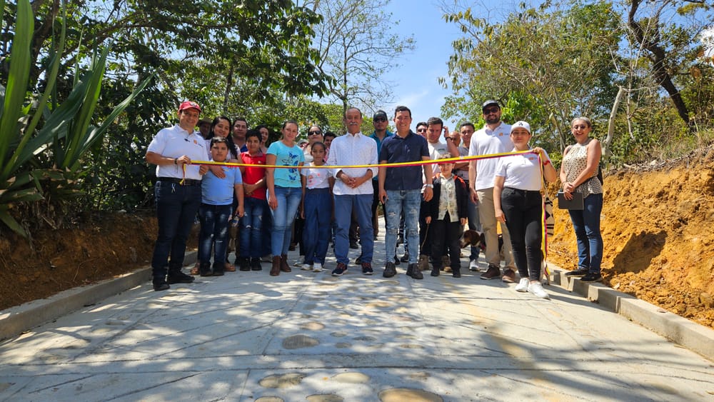 Alcaldía de San Gil y comunidad de Santa Bárbara entregaron tercer tramo de placa huella imagen de la publicación