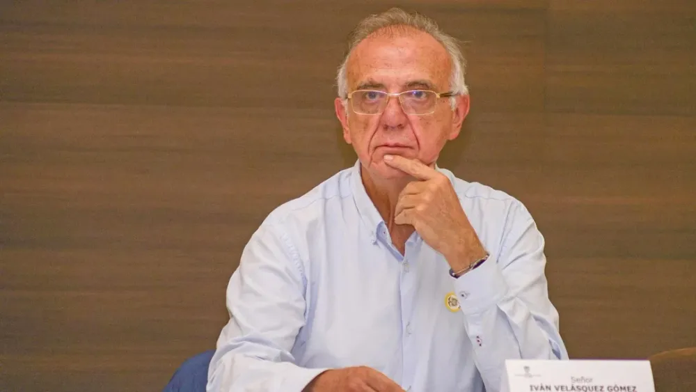 Ministro de Defensa Iván Velásquez abandona el gabinete tras pedido de renuncia del presidente imagen de la publicación