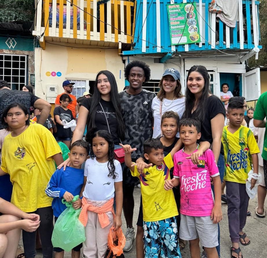 Fundación Mica y futbolista Kevin Londoño en jornada solidaria imagen de la publicación