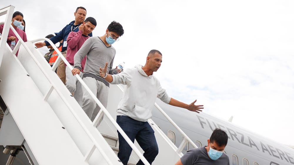 Gobierno ofrecerá créditos asociativos a colombianos deportados desde Estados Unidos imagen de la publicación
