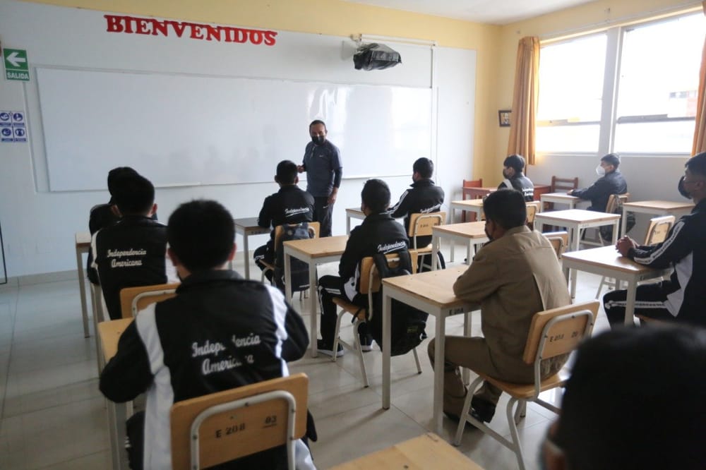 Colegios no pueden divulgar diagnóstico de VIH de docentes contagiados: “Hay que evitar la discriminación” imagen de la publicación
