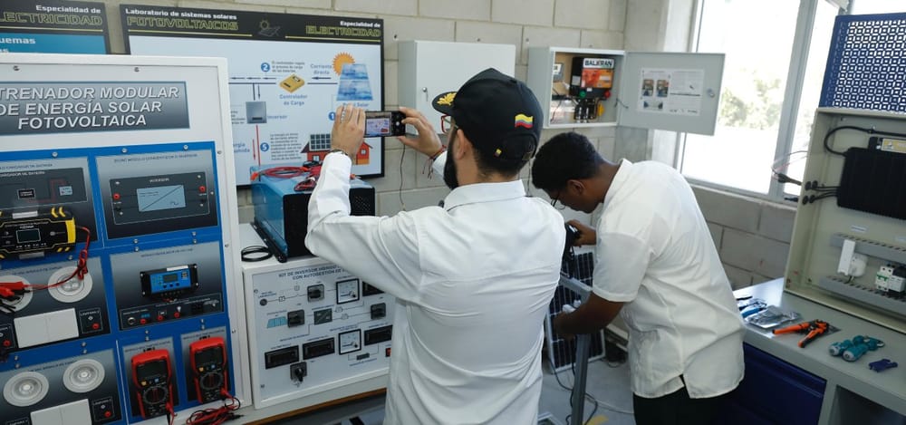 Colegios públicos dotados con laboratorios solares para impulsar la educación en energías renovables imagen de la publicación
