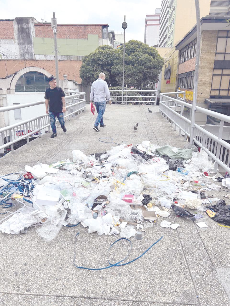 Montones de basura a la calle en el puente de la carrera 15 imagen de la publicación