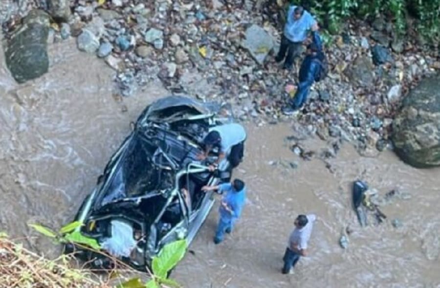 Muere conductor tras rodar en su vehículo por un precipicio en la vía Rionegro – El Playón imagen de la publicación