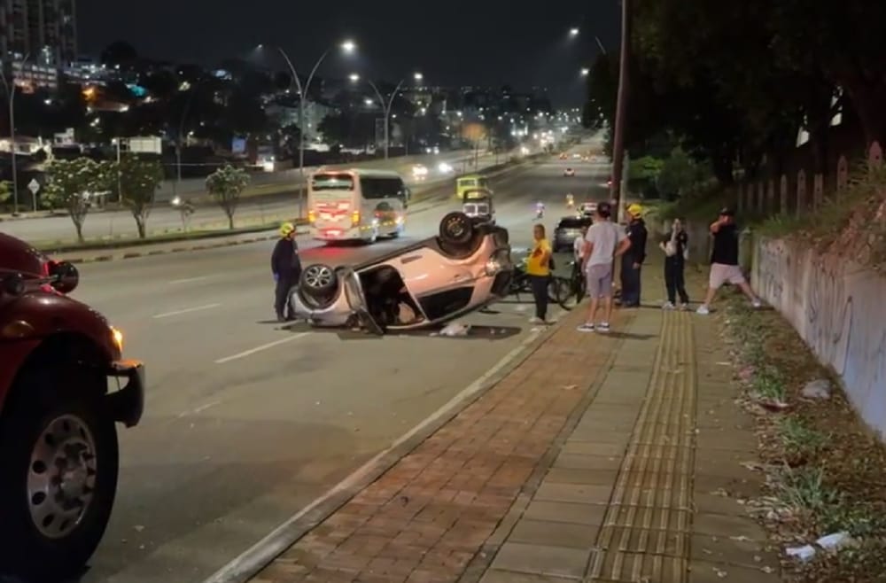 Conductor pierde el control y vuelca su vehículo en el Viaducto García Cadena imagen de la publicación