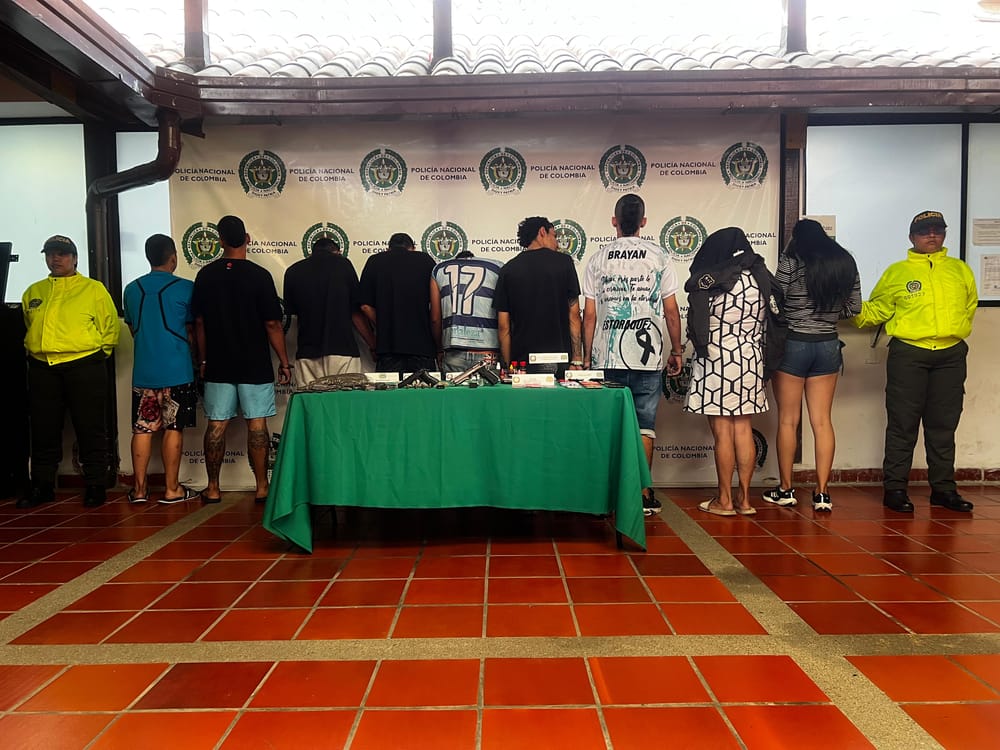 Tras las rejas toda la banda de "Los del Sur" imagen de la publicación