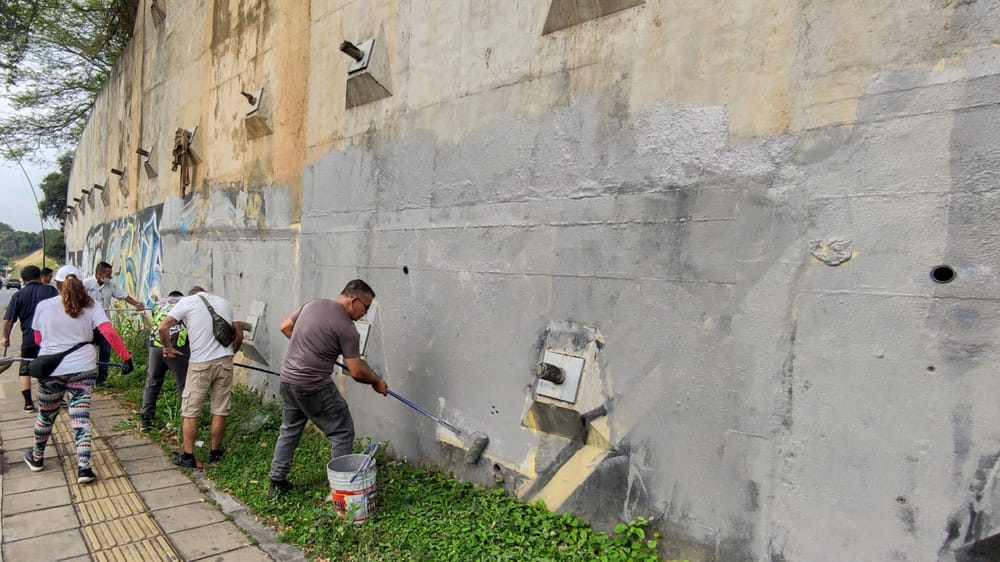 ¿Quién les dio la orden? "Gente de Bien" pintó de gris las paredes de la Autopista imagen de la publicación