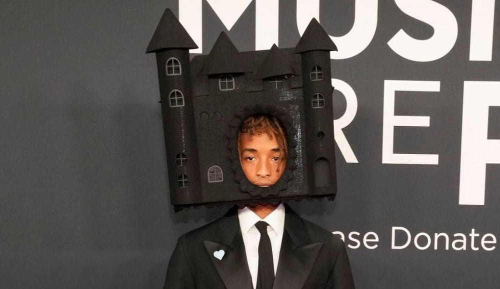 Llegó a los Premios Grammys con un castillo de cartón en la cabeza imagen de la publicación