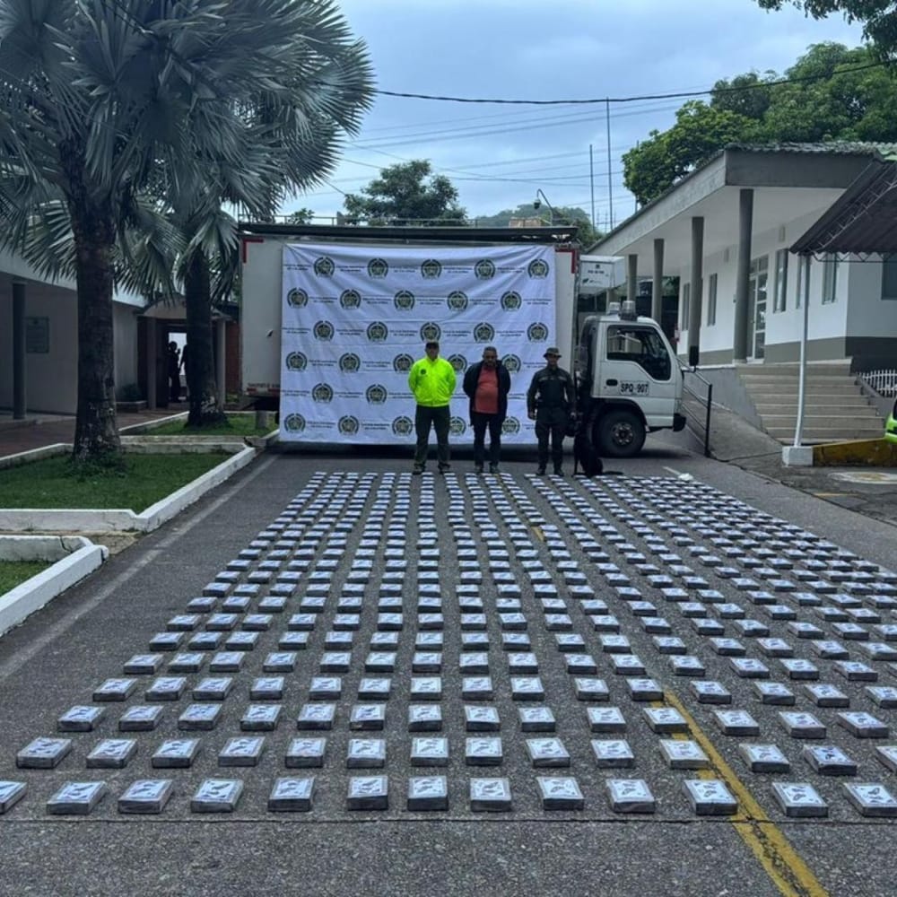 Policía incautó una tonelada de cocaína oculta en cajas de plátano imagen de la publicación
