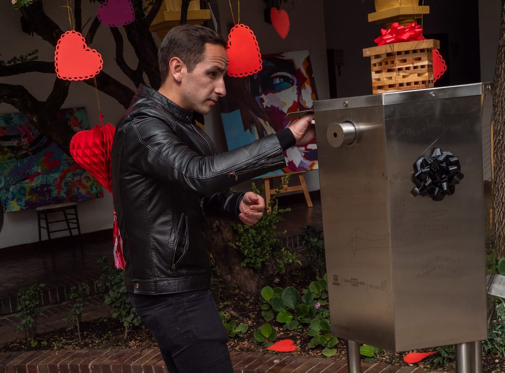 Bogotá estrena innovadores dispensadores de libros imagen de la publicación