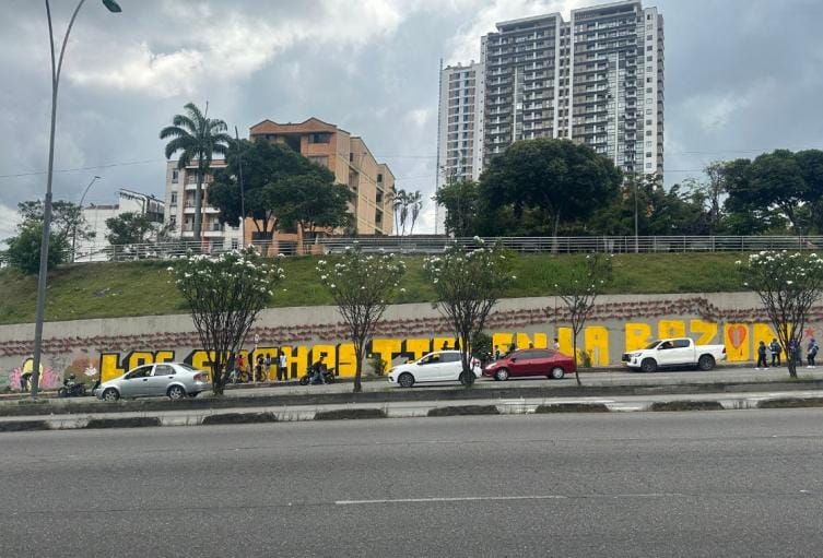 Volvieron los murales a la Puerta del Sol y ya hay polémica imagen de la publicación