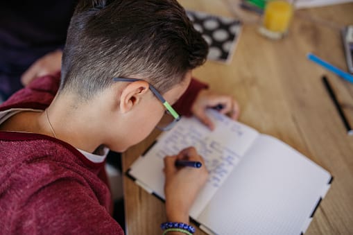 ¡Escalofriante! Madre asesina a su hijo con un cable tras no hacer su tarea imagen de la publicación
