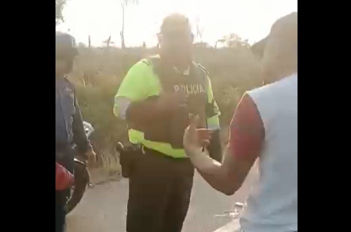 VIDEO: Hombre herido injustamente por un policía terminó noqueando al uniformado imagen de la publicación