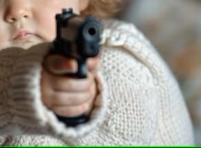 ¿Cómo terminó una niña de ocho años disparando un arma de fuego a otra menor 2 añitos? La policía investiga imagen de la publicación