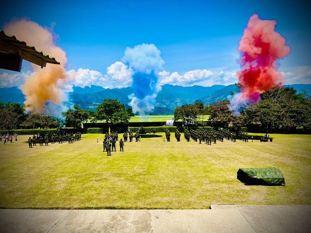 Cerca de 400 soldados del Primer Contingente 2025 reciben sus armas en ceremonia militar imagen de la publicación