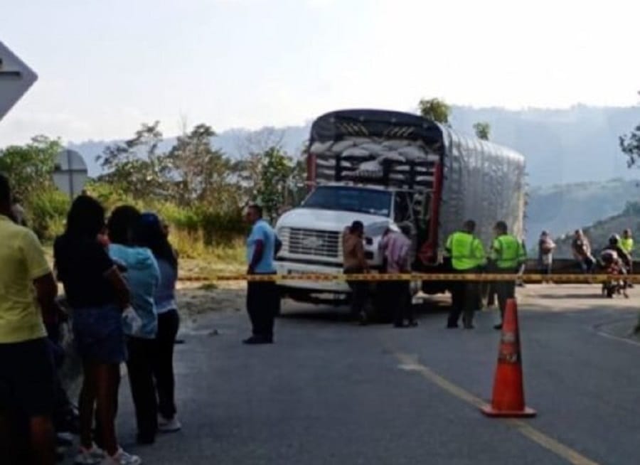 Joven mujer perdió la vida tras chocar su motocicleta contra un camión imagen de la publicación