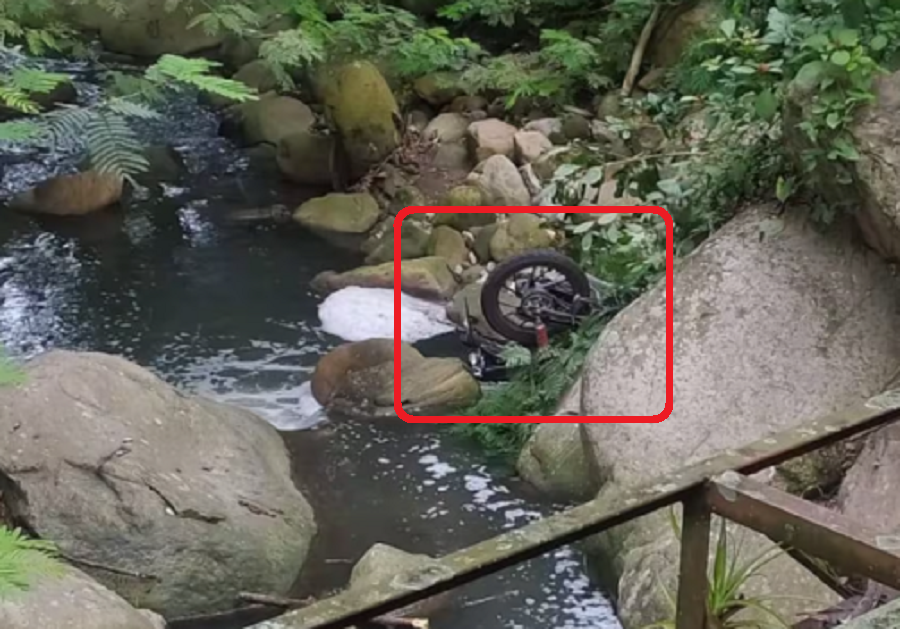 Motocicleta y conductor cayeron en una quebrada imagen de la publicación